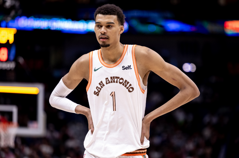 奥拉朱旺：文班亚马开发出新版梦幻脚步，勾手跳投是隐藏绝技