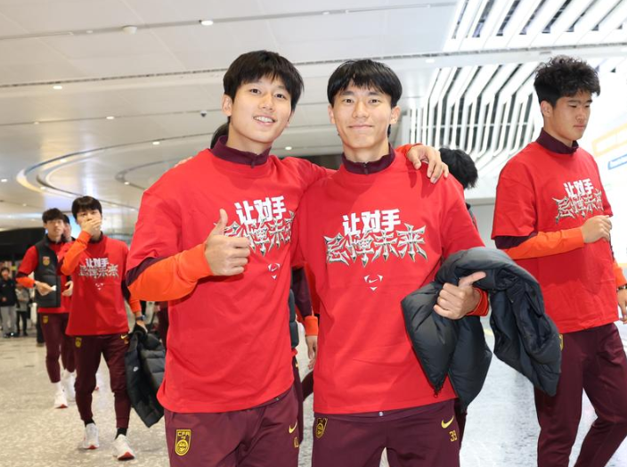 星空体育-U23国足回国身穿特制T恤，泰山队两将归队时间确定，克雷桑回来了